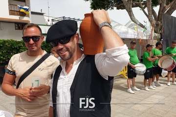  La chiquillería se purifica contra la pandemia en Lomo Magullo/Francisco Javier Santana.